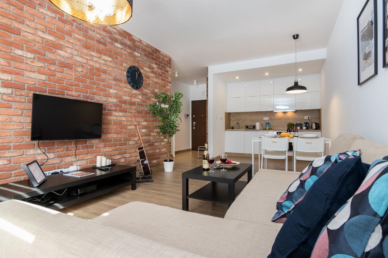 Deluxe One-Bedroom Apartment